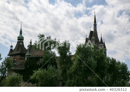 Vajdahunyad Castle with beautiful sunlight Vajdahunyad Castle with beautiful sunlight 40326312