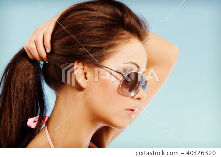 Portrait of young woman Portrait of young woman 40326320