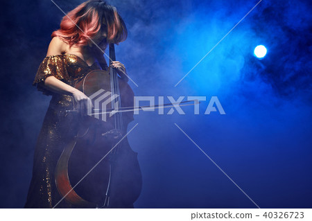 The cellist girl performs on stage. 40326723