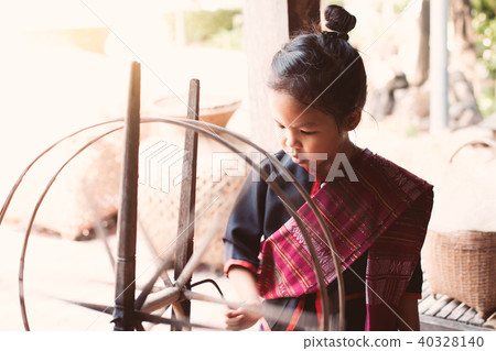 asian girl using traditional spinning wheel 40328140