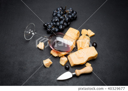 pieces of parmesan or parmigiano cheese, wine and grapes 40329677