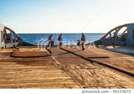 AHTS vessel doing static tow tanker lifting. Ocean tug job 40333678