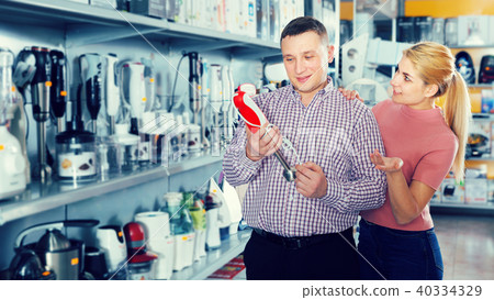 Family couple buying new blender in household appliances shop 40334329
