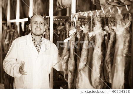 Middle age technologist with joints of serrano jamon Middle age technologist with joints of serrano jamon 40334538