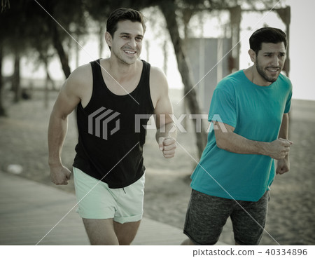 Smiling sportsmen are joggning in time warm-up 40334896