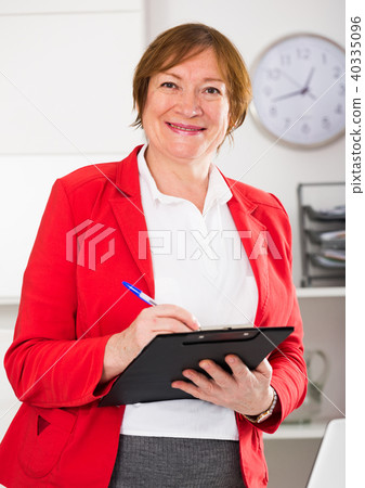 Manager ready for visitors 40335096