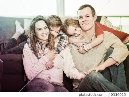 satisfied parents and children happy to spend time at home 40336013