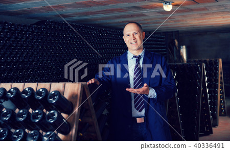 Winemaker giving tour around winery Winemaker giving tour around winery 40336491