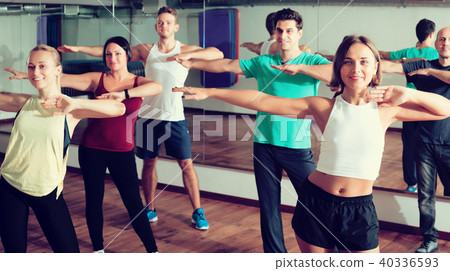 Men and ladies dancing zumba 40336593