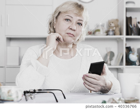 Mature woman with smartphone 40336766