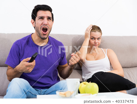 Woman offended on husband, keen on watching TV 40337478