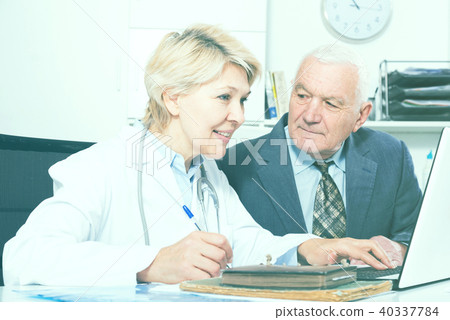 Female doctor with male client 40337784
