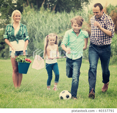 happy family playing the ball 40337791