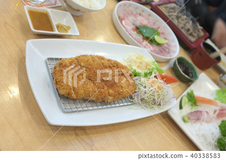 Tonkatsu serve with slice cabbage. Deep Fires por Tonkatsu serve with slice cabbage. Deep Fires por 40338583