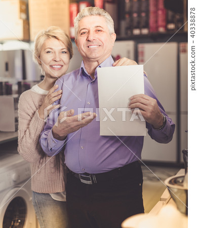 Pretty mature couple buying on credit agreement for home appliances 40338878