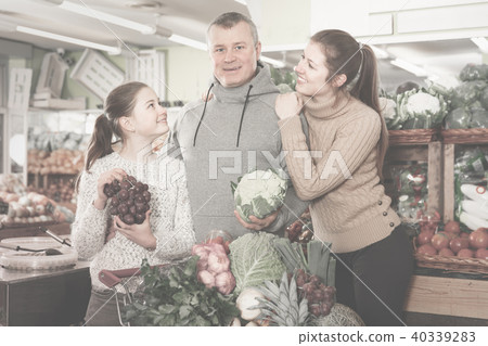 Family with purchases in fruit market Family with purchases in fruit market 40339283