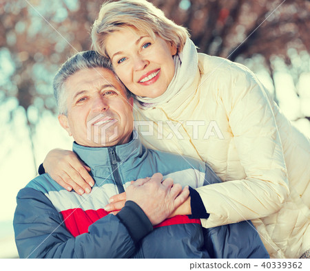 Mature couple walking on sunny day 40339362