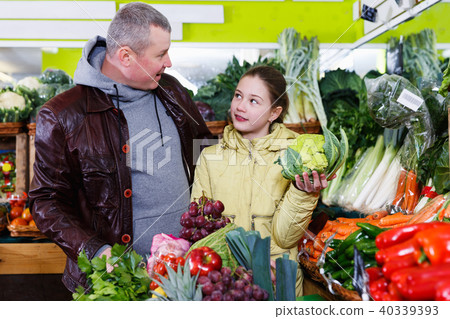 father doing shopping with daughter in farmer market 40339393