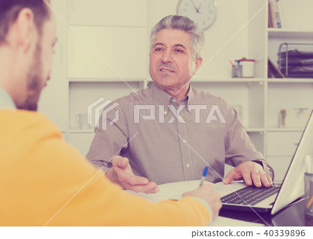 Men sign credit agreement 40339896