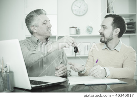 Mature man sign car purchase contract 40340017