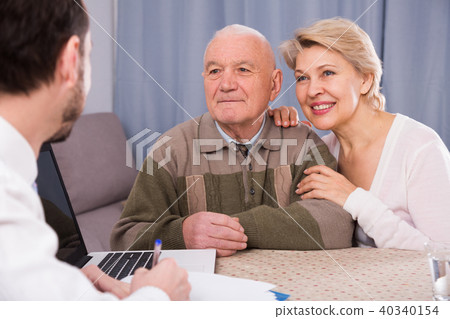 Pensioner and daughter with social employee Pensioner and daughter with social employee 40340154