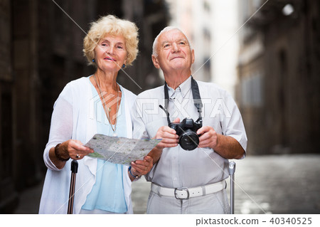 Senior main with his wife photographing sights 40340525