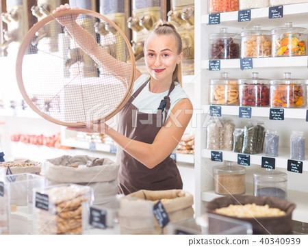 Young woman is standing with ring for grind 40340939