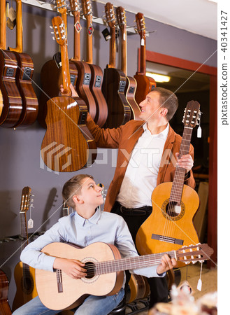 seller shows the best models of guitars 40341427