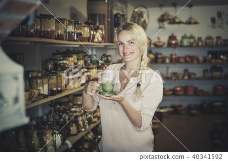 customer picking cup customer picking cup 40341592
