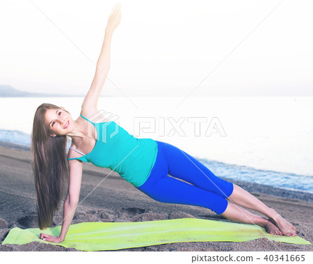 Female 20-25 years old is doing excercises on endurance 40341665