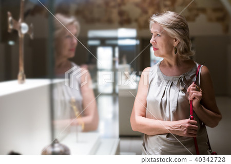 Positive woman in the historical museum Positive woman in the historical museum 40342728