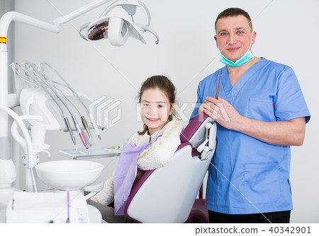 Smiling girl with positiv stomatologist in dental clinic 40342901
