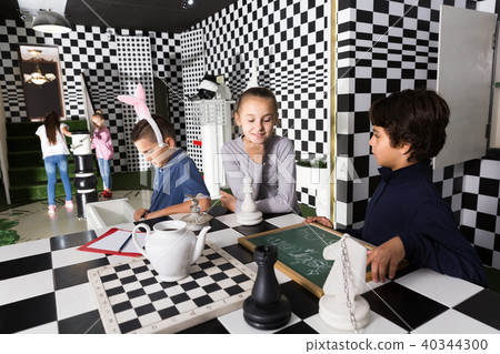 Children in quest room 40344300