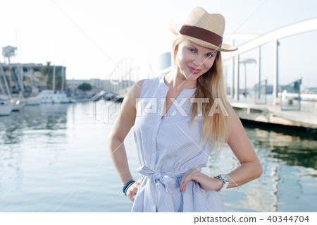 female in the hat near the marina bay 40344704