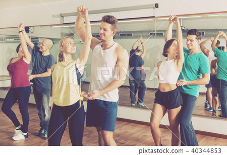 Men and women dancing salsa o bachata 40344853