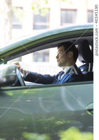 乘坐汽車的商人 40345190