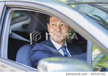 乘坐汽車的商人 40345192