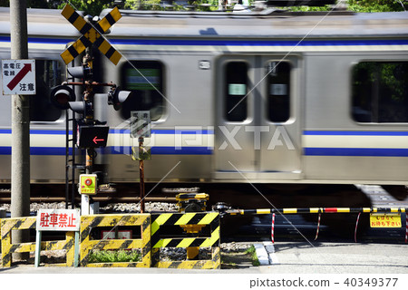 在橫須賀線經過的北鎌倉附近平交道口 40349377