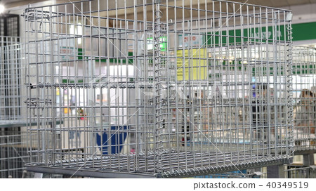 The wire mesh pallet 40349519
