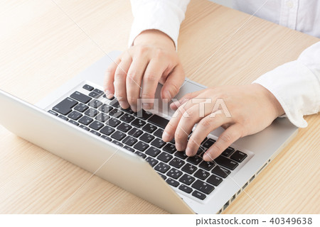 男性在個人計算機上輸入數據 男性在個人計算機上輸入數據 40349638
