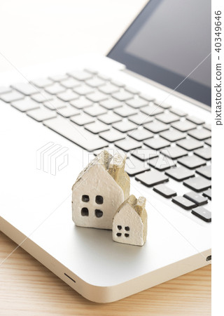Miniature house and computer 40349646