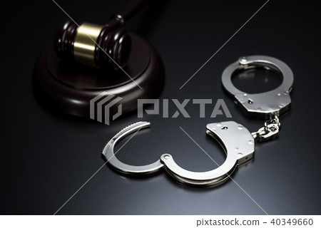 Handcuffs and hammer 40349660