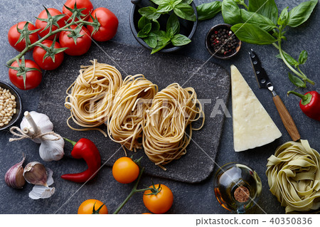 Raw homemade italian pasta cooking process Raw homemade italian pasta cooking process 40350836
