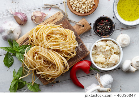 Raw homemade italian pasta cooking process Raw homemade italian pasta cooking process 40350847
