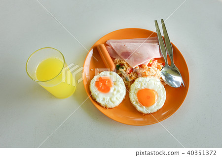 Traditional full English breakfast with fried eggs 40351372