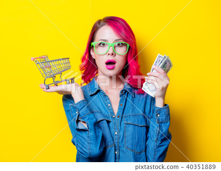 girl in glasses holding shopping cart and money 40351889
