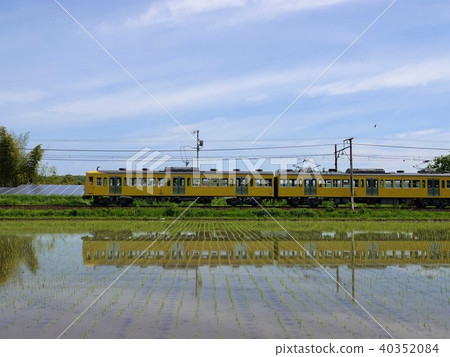 顛倒的火車反映在Sanki鐵路的水面上 40352084