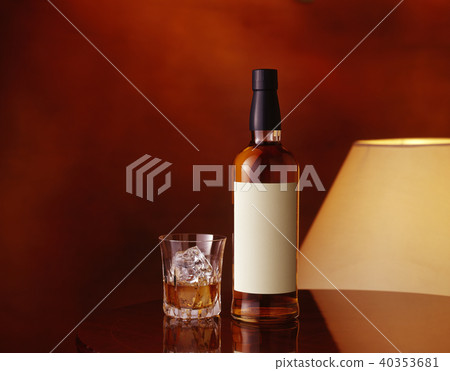 白色標籤威士忌酒瓶（白色標籤威士忌酒瓶） 40353681