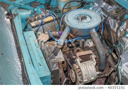 一輛老車的一個老發動機艙的引擎隔間 一輛老車的一個老發動機艙的引擎隔間 40355191