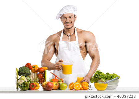 Man bodybuilder cook, cooking freshly juice 40357228